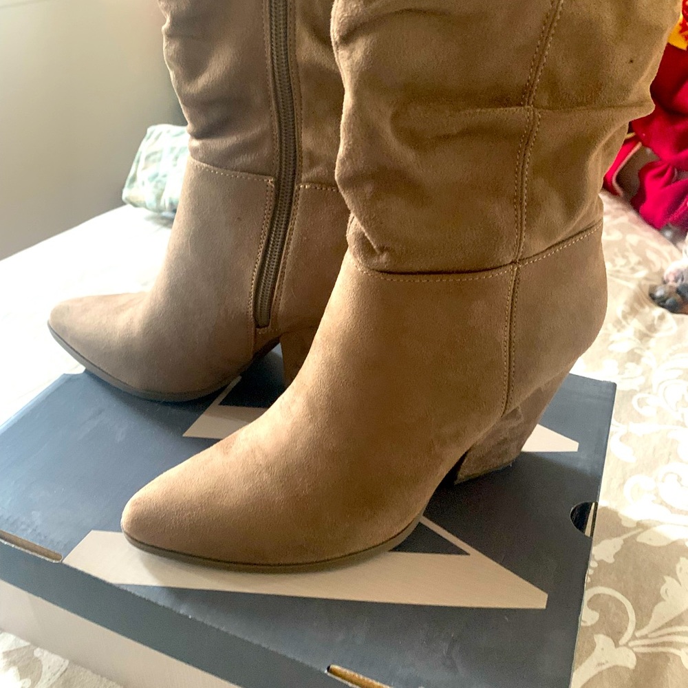 Used only once almost new boots in the box’s  size 7-M cute boot.
